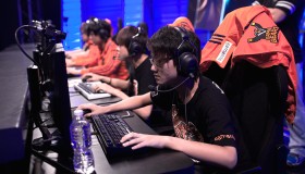 英雄联盟全球总决赛上海东方体育中心与成都金融城演艺中心开票，全息投影技术呈现沉浸体验，总决赛纪念周边限量发售